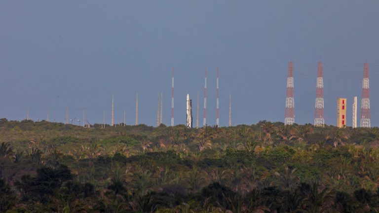 Lançamento do primeiro foguete comercial do Brasil é adiado em