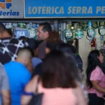 Lotéricas ficam cheias em dia de sorteio da Mega da