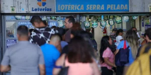 Lotéricas ficam cheias em dia de sorteio da Mega da
