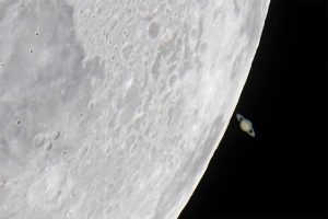 Lua encerra temporada 2025 de conjunções em encontro com Saturno