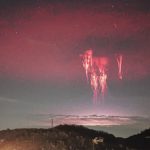 Luzes de um ‘elfo vermelho’ são capturadas no céu dos