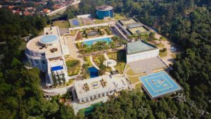 Maior mansão do Brasil é de apresentadora, tem 17 mil