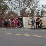 Micro-ônibus tomba e deixa um morto e 30 feridos na