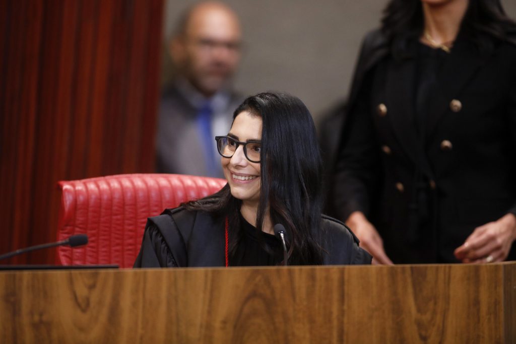 Ministra do TSE pede vista e interrompe julgamento de cassação