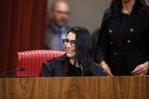 Ministra do TSE pede vista e interrompe julgamento de cassação