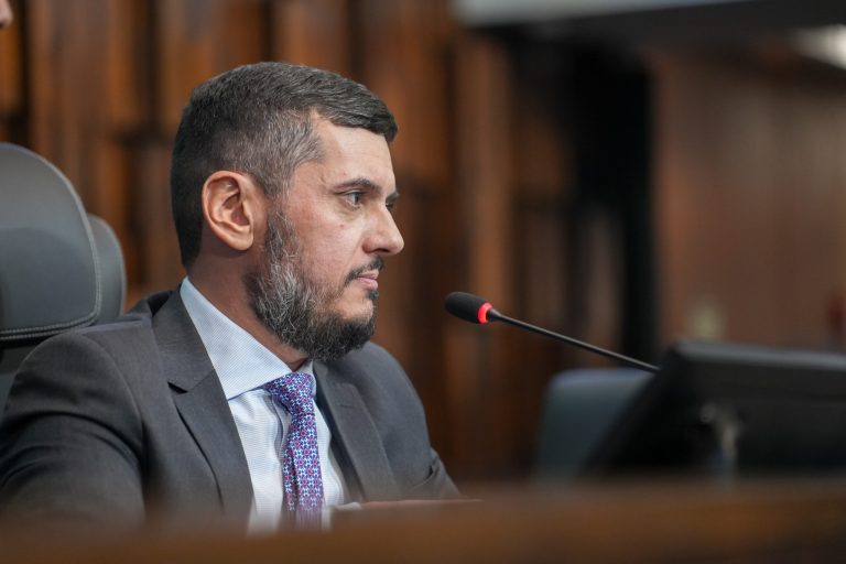 Moraes solta Bacellar, mas impõe uso de tornozeleira eletrônica