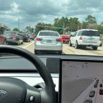 Motoristas da Tesla agora podem mandar mensagem durante “piloto automático”