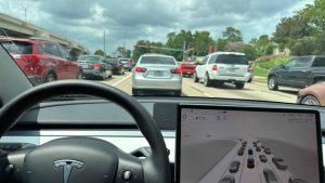Motoristas da Tesla agora podem mandar mensagem durante “piloto automático”
