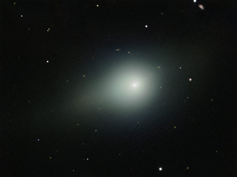 Novas observações coloridas revelam o brilho esverdeado do cometa 3I/ATLAS