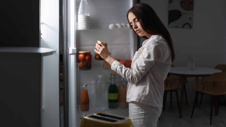 O que causa o sonambulismo?