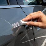 O truque da borracha que tira aquele risco feio da