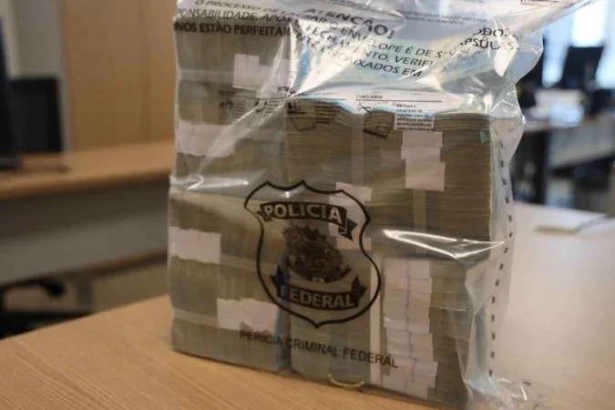 PF apreende R$ 430 mil em casa do deputado Sóstenes