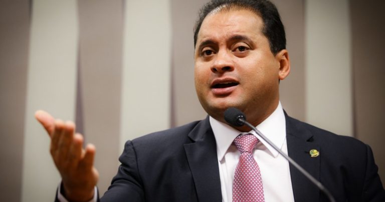 PF mira senador Weverton Rocha em nova fase da Operação