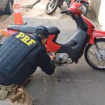 PRF recupera moto furtada e flagra veículos adulterados em Porto