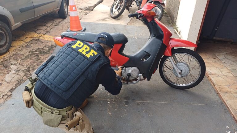 PRF recupera moto furtada e flagra veículos adulterados em Porto