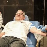 Padilha doa sangue e marca início da vacinação contra vírus