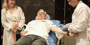 Padilha doa sangue e marca início da vacinação contra vírus