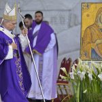 Papa Leão XIV usa peça litúrgica produzida no Paraná