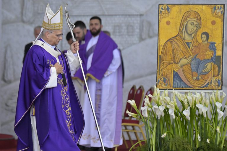 Papa Leão XIV usa peça litúrgica produzida no Paraná