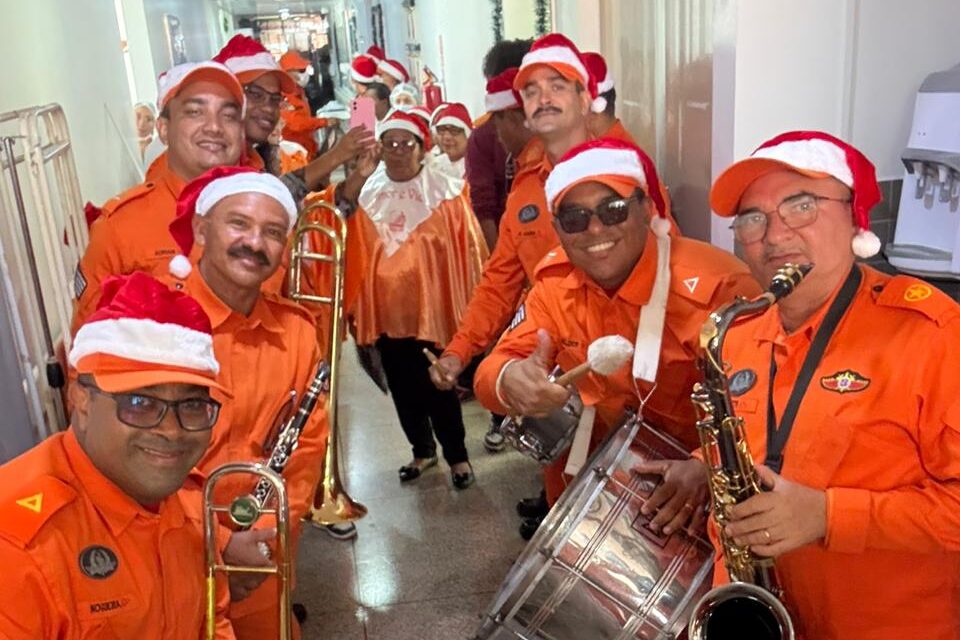 Papai Noel do Corpo de Bombeiros leva esperança e emoção