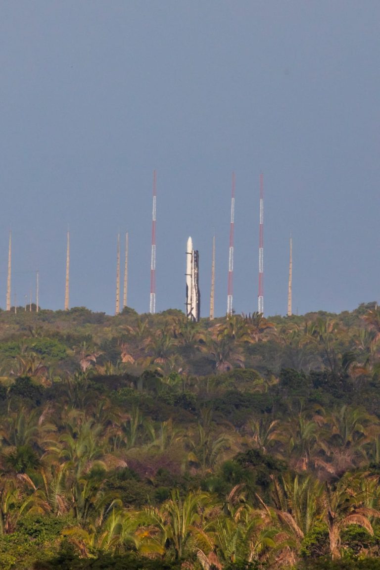 Pela segunda vez, 1º voo comercial de foguete no Brasil