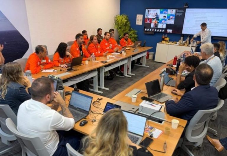 Petroleiros rejeitam 0,5% de aumento real e aprovam greve nacional