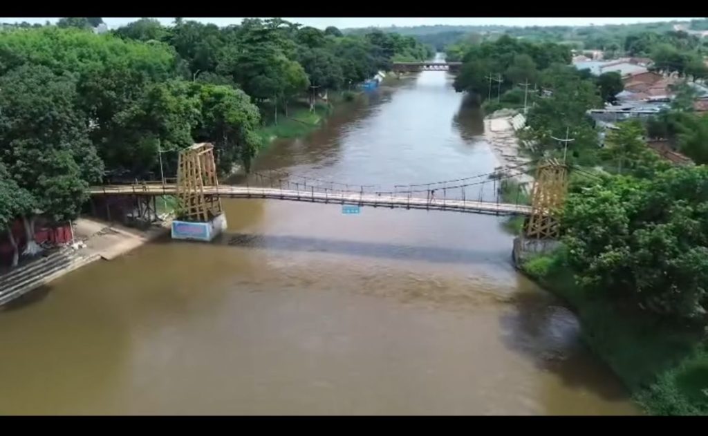 Ponte de madeira sobre o Rio Balsas é interditada para