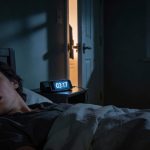 Por que algumas pessoas ‘ouvem vozes’ antes de dormir, segundo