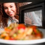 Por que o prato do micro-ondas gira?