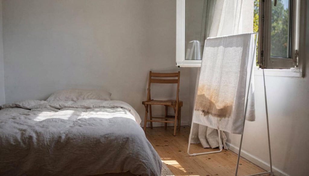 Por que os japoneses penduram toalhas molhadas no quarto durante