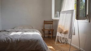 Por que os japoneses penduram toalhas molhadas no quarto durante