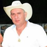 Prefeito se exalta e agride jornalista após denúncia de compra