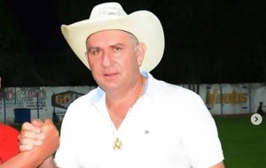 Prefeito se exalta e agride jornalista após denúncia de compra