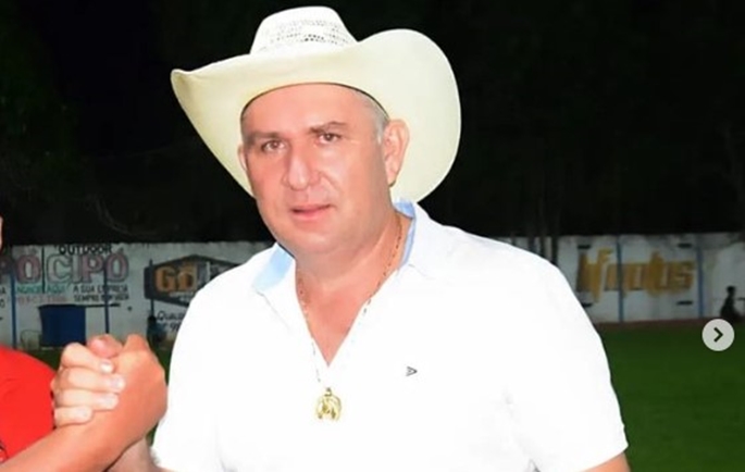 Prefeito se exalta e agride jornalista após denúncia de compra