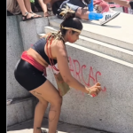 Protesto anti-anistia picha monumento em praça de Belo Horizonte