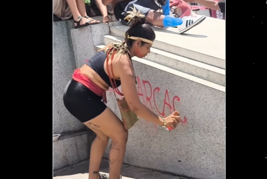 Protesto anti-anistia picha monumento em praça de Belo Horizonte