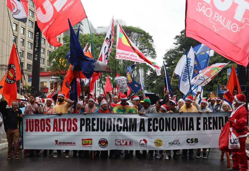 Protesto no BC denuncia juros recordes e “um trilhão de