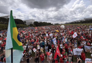 Protestos em capitais brasileiras repudiam tentativa de livrar Bolsonaro e
