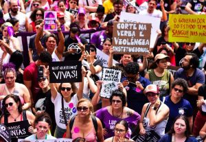 Protestos tomam as ruas contra feminicídio e denunciam cortes em