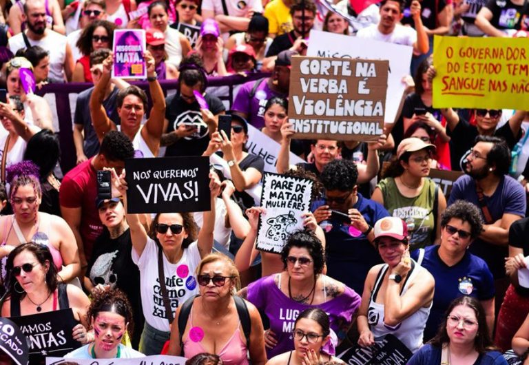 Protestos tomam as ruas contra feminicídio e denunciam cortes em