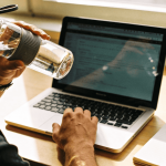 Quantos litros de água você realmente precisa beber por dia,