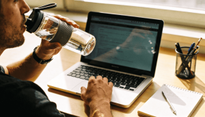 Quantos litros de água você realmente precisa beber por dia,