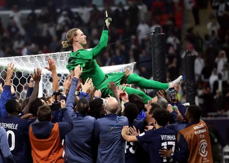 Quem é Safonov? Conheça o goleiro do PSG que brilhou