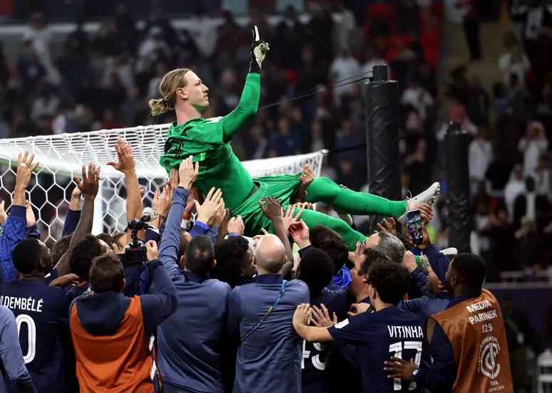 Quem é Safonov? Conheça o goleiro do PSG que brilhou