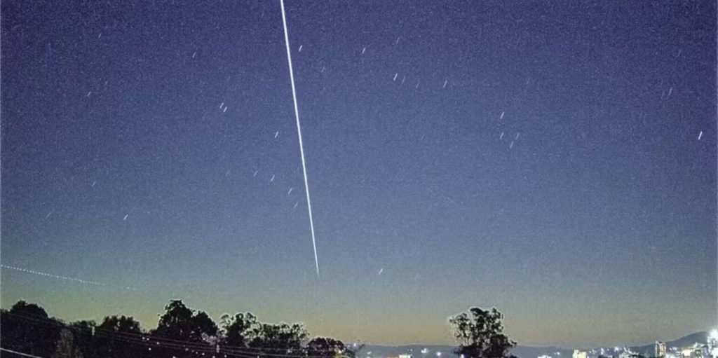 Rastro que cruzou o céu do RS tem explicação nos