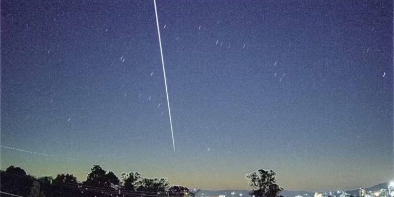 Rastro que cruzou o céu do RS tem explicação nos