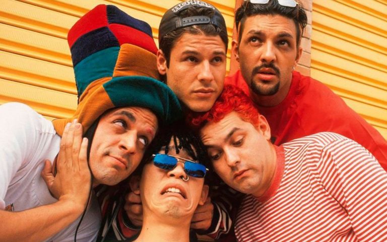 Record aposta em filme polêmico de Mamonas Assassinas para aumentar