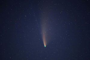 Registro mostra cometa SWAN junto aos famosos Pilares da Criação