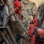 Resgatadas 17 pessoas de casarão que desabou no Rio