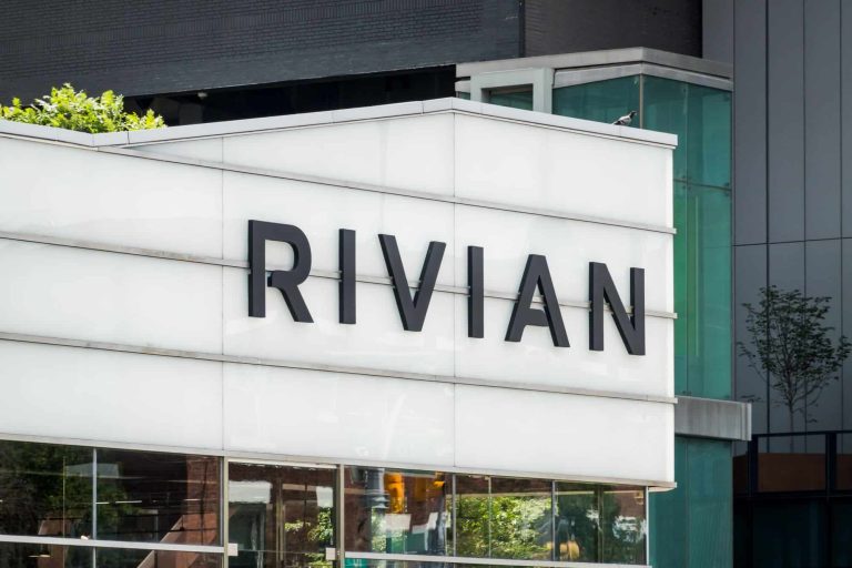 Rivian amplia direção semiautônoma com atualização de software
